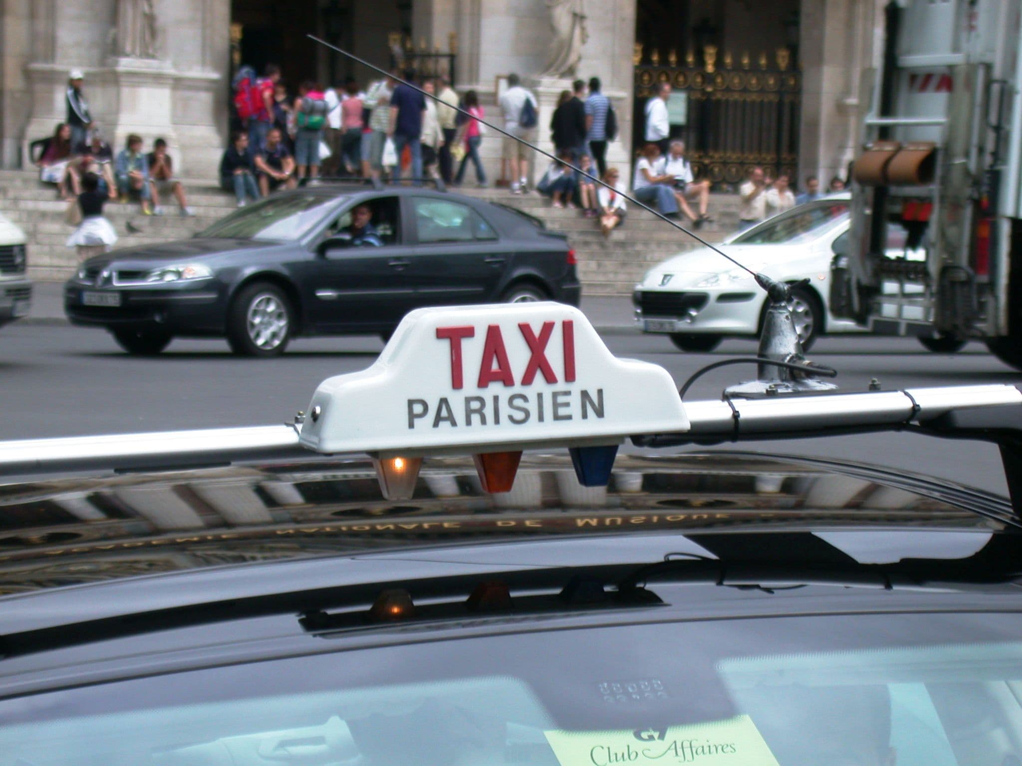 Taxi_sign_Paris_France